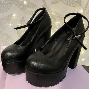 Minimalist Ankle Strap Platform Court Pumps